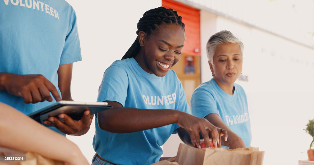 Volunteers packing lunches